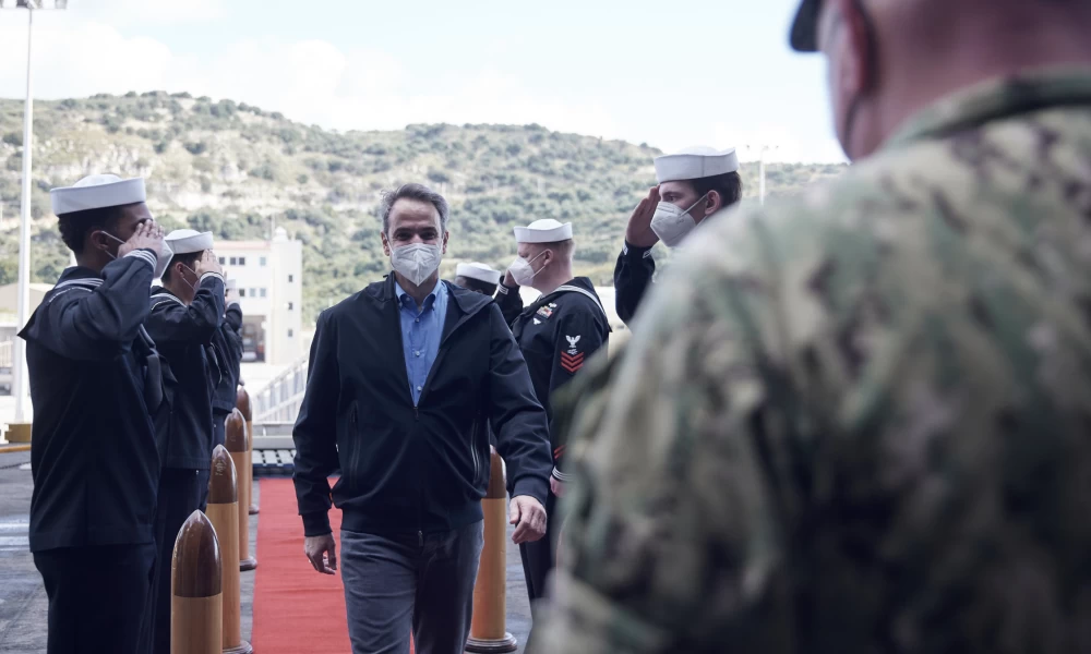 Στο αεροπλανοφόρο Eisenhower ο Μητσοτάκης